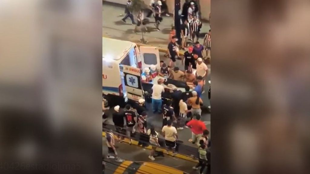 Así ha sido el momento en el que una avalancha ha dejado un muerto y más de 50 heridos en el estadio Alianza Lima, en Perú