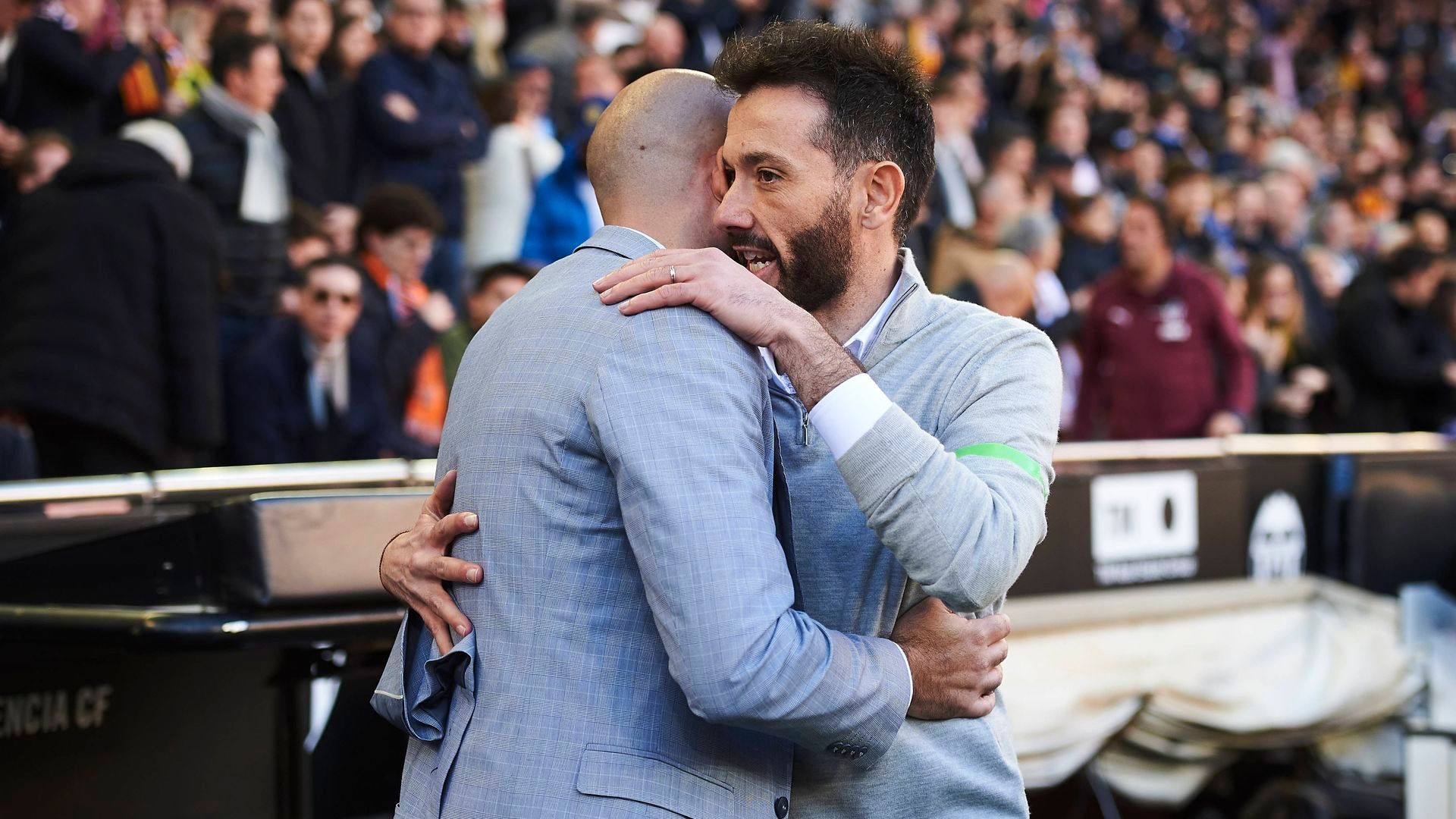 Claudio Giráldez y Carlos Corberán se abrazan antes de un partido