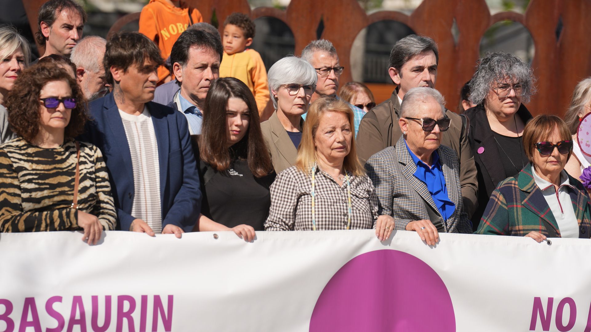 Decenas de personas portan una pancarta con lema 'No a la violencia machista' durante una concentración en repulsa por un presunto feminicidio en Basauri