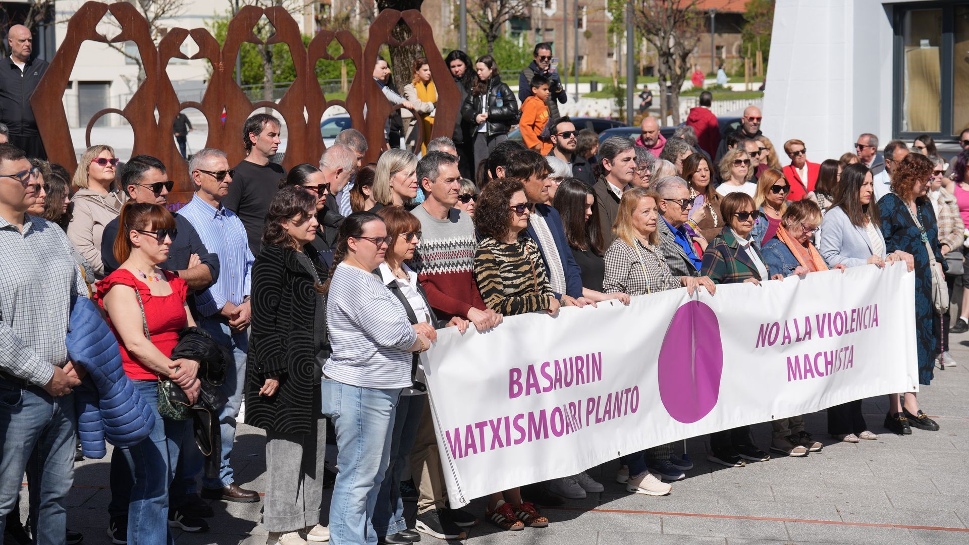 Decenas de personas portan una pancarta con lema 'No a la violencia machista' durante una concentración en repulsa por un presunto feminicidio en Basauri