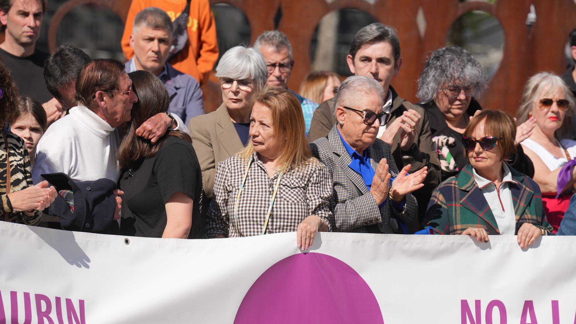 Decenas de personas portan una pancarta con lema 'No a la violencia machista' durante una concentración en repulsa por un presunto feminicidio en Basauri