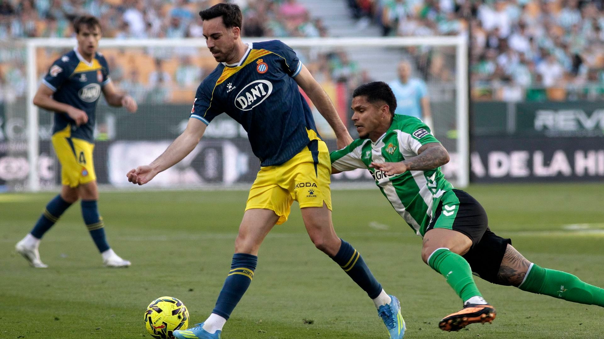 Edu Expósito controla delante del Cucho en el Betis-Espanyol