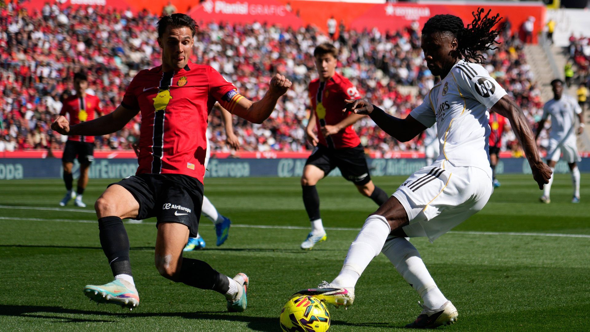Eduardo Camavinga controla en el Mallorca-Real Madrid