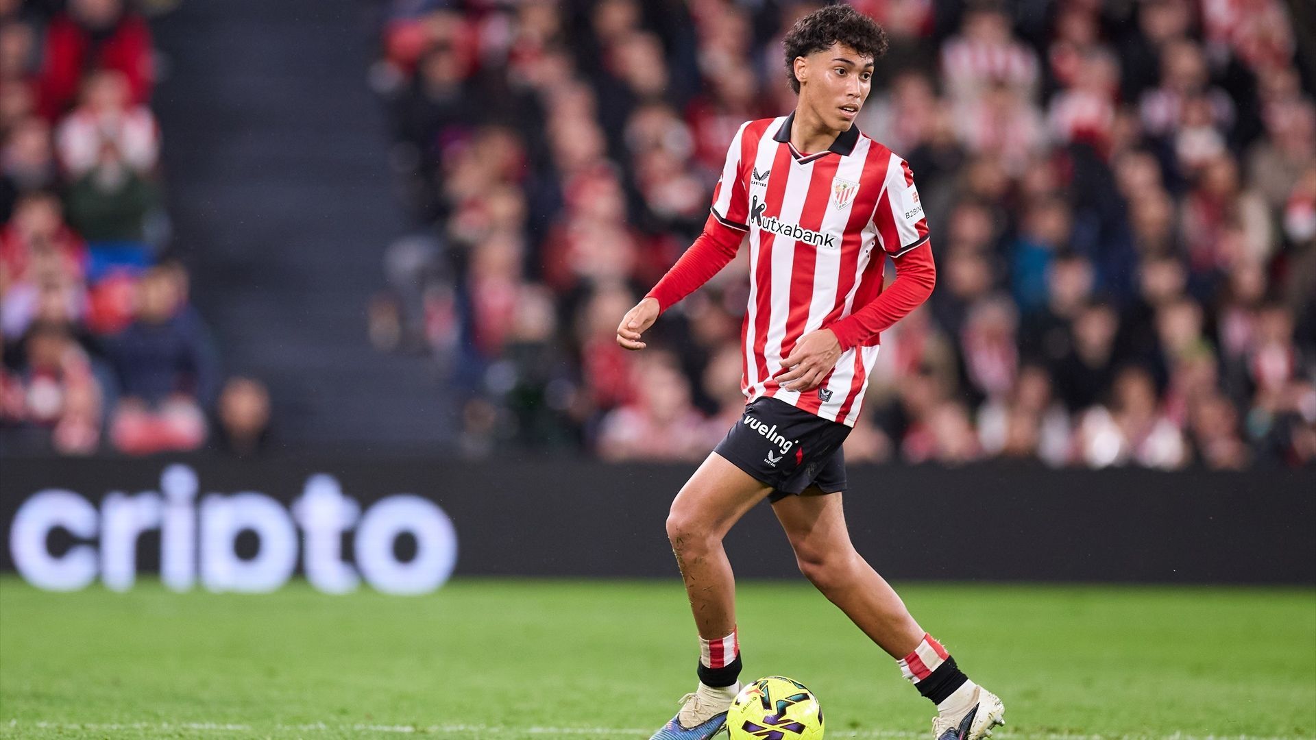 El joven Selton Sánchez la lleva en un partido en San Mamés