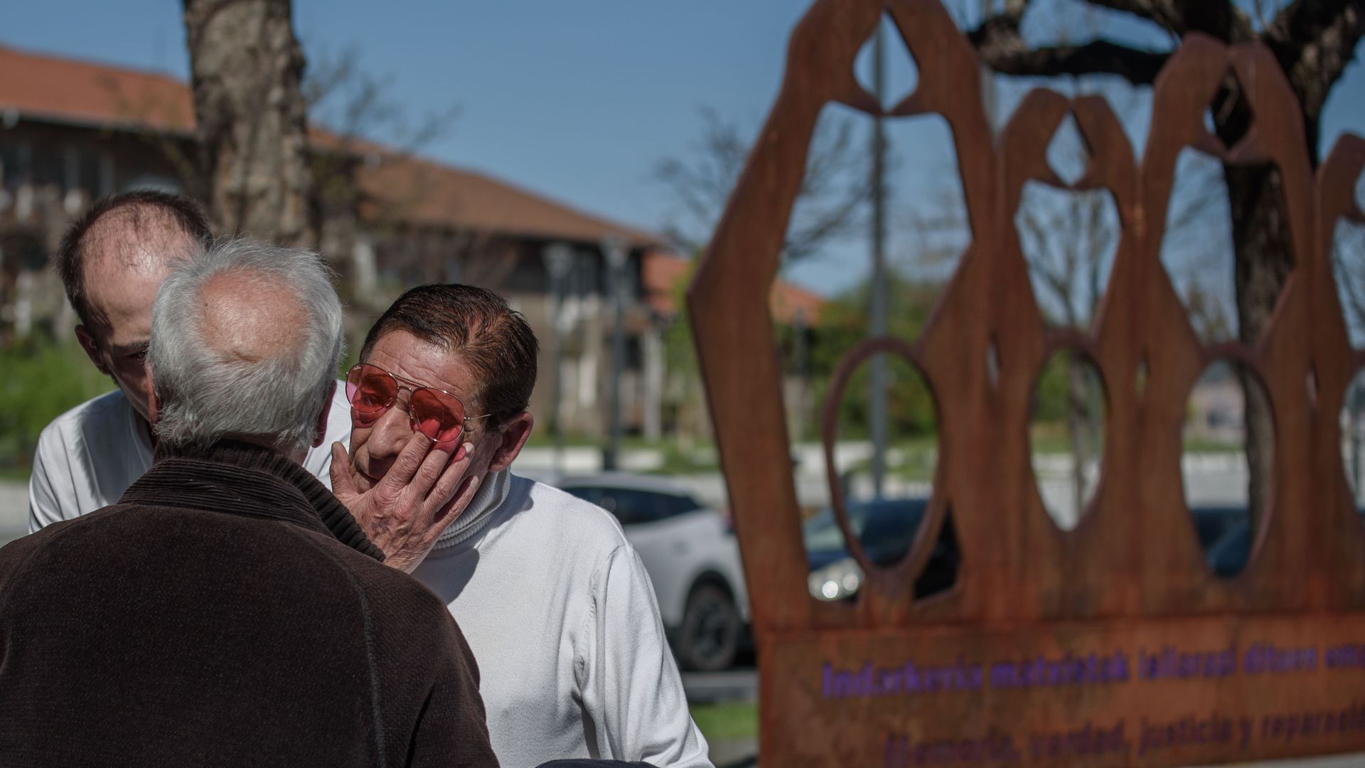 El padre de la mujer fallecida, Ángel Velasco, tras la concentración convocada este sábado en Basauri