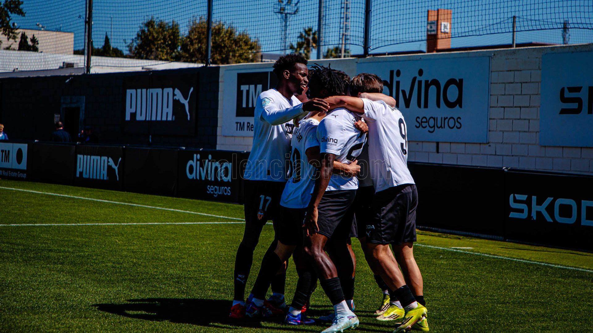 El VCF Mestalla celebra un gol