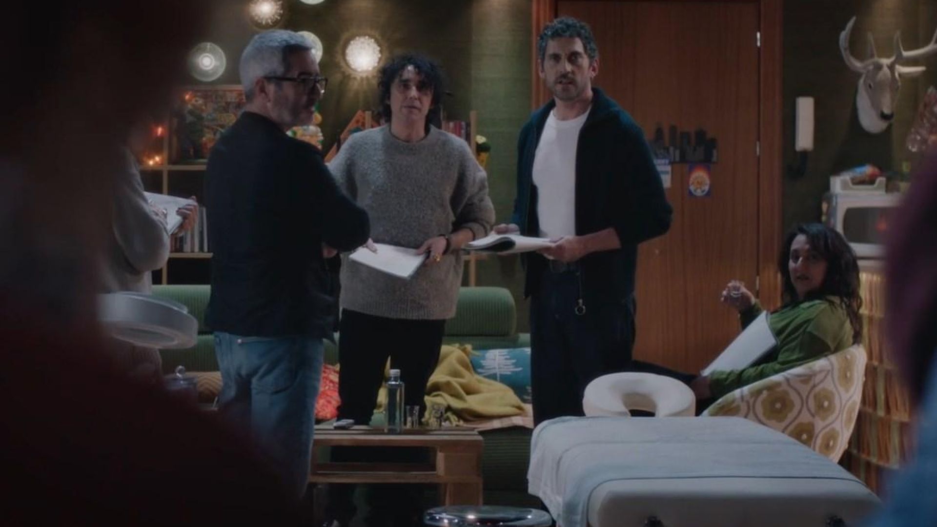 Jacobo Martos, hijo de Raphael, junto a Canco Rodríguez, Paco León y Pepa Rus, en un fotograma de 'Aída y vuelta'