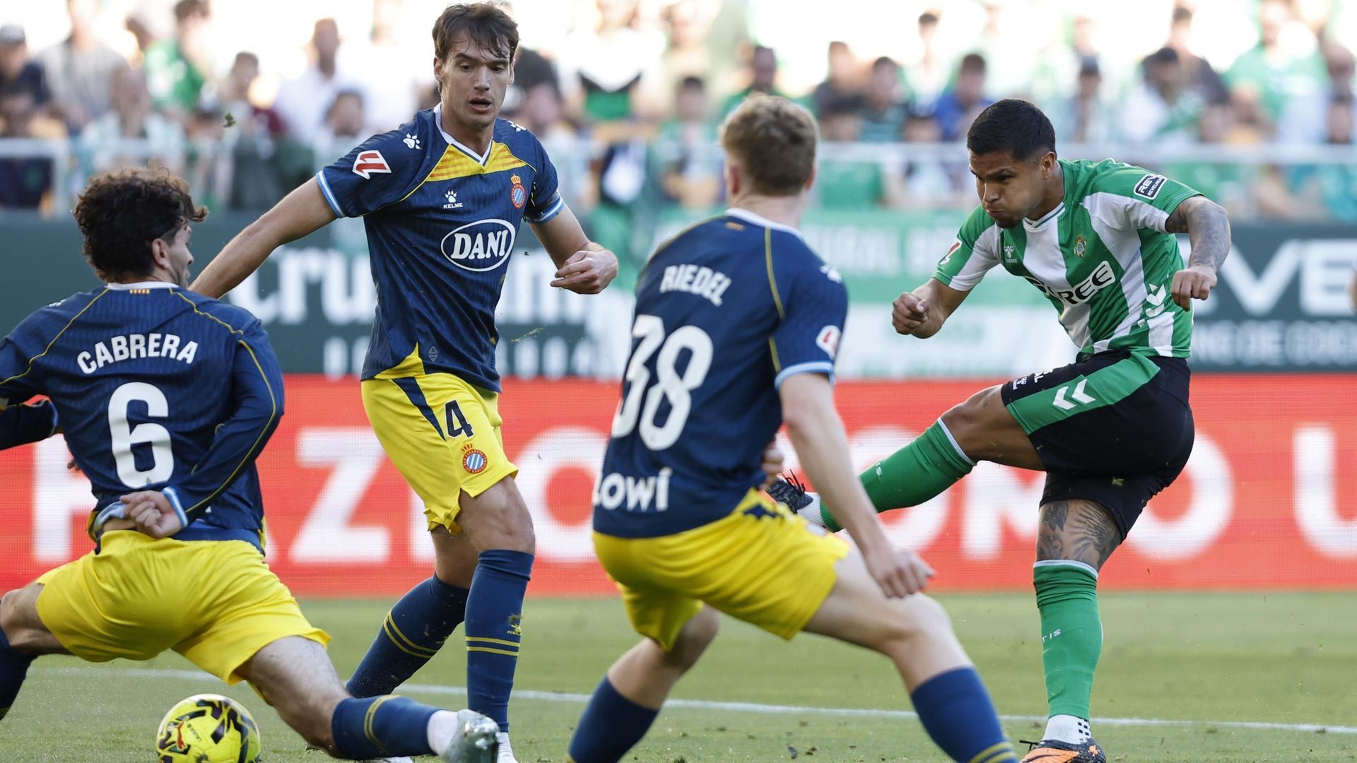 Jugadores del Espanyol tapan un tiro de Cucho Hernández