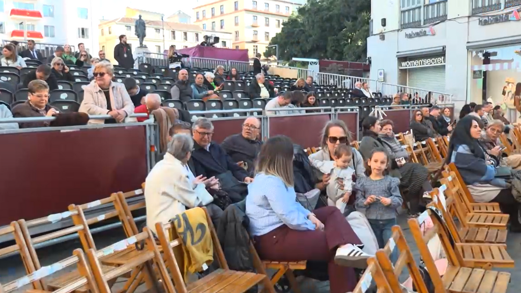 La polémica por las sillas y los palcos de pago vuelve a la Semana Santa de Málaga: ver los tronos sin pagar es casi imposible
