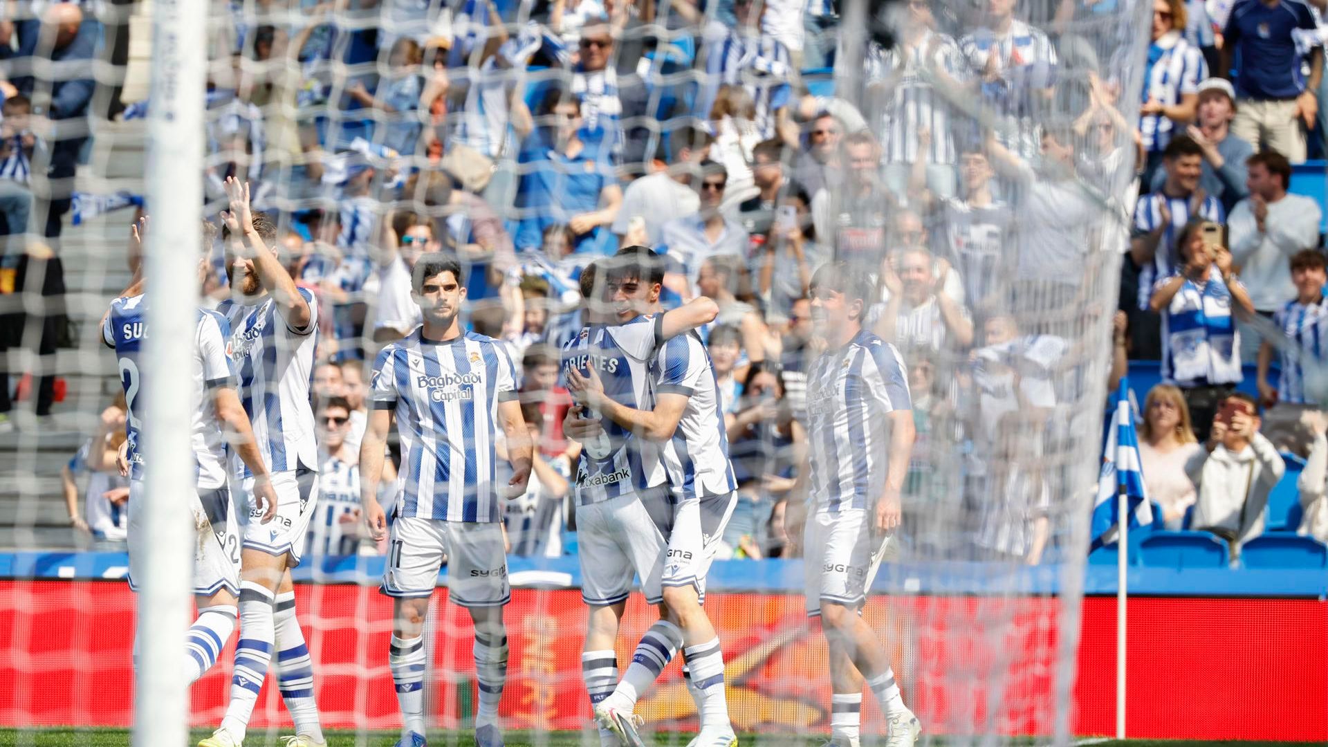 La Real Sociedad celebrando ante el Levante