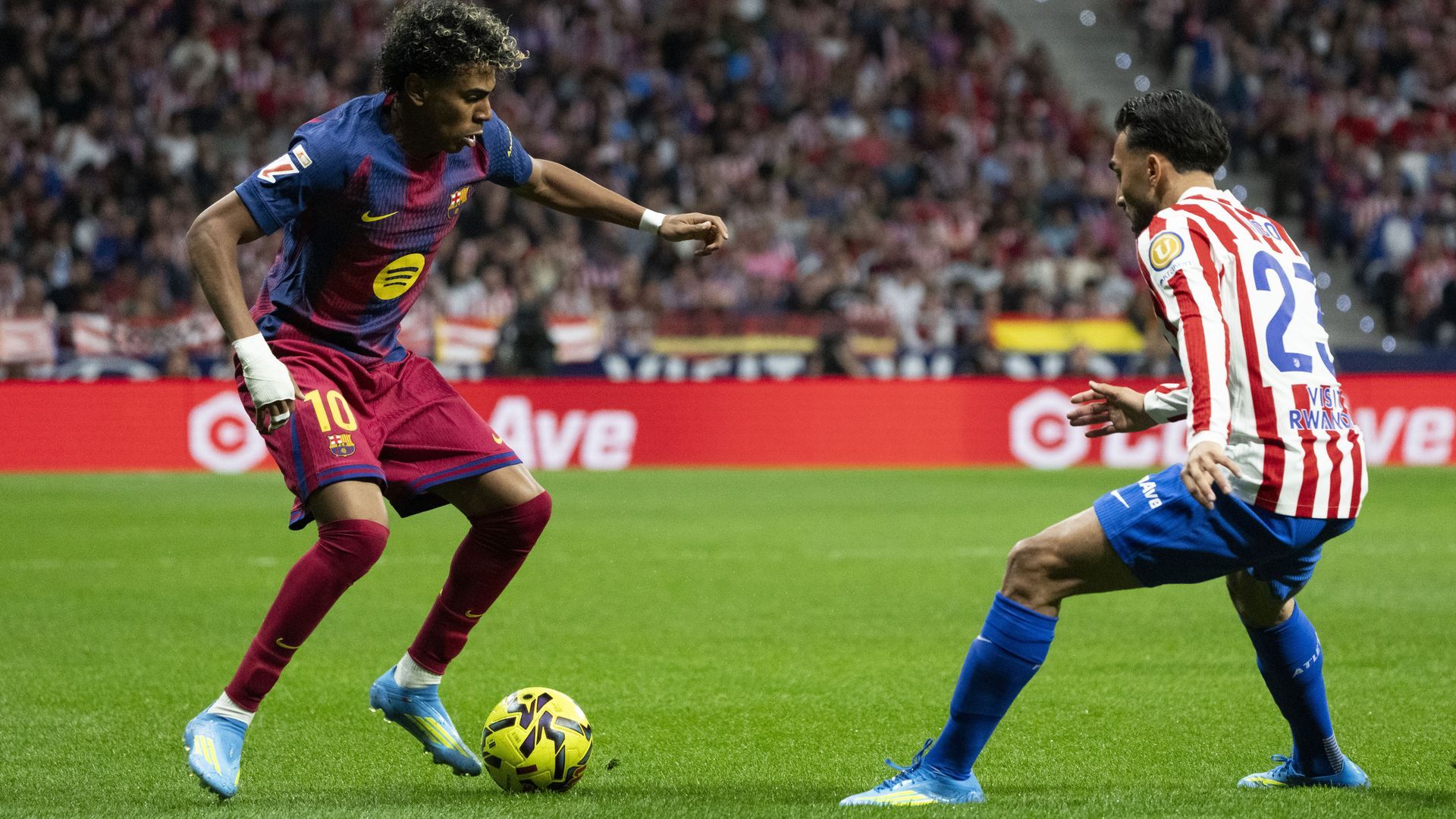 Lamine Yamal encara a Nico González en el Atlético - Barcelona