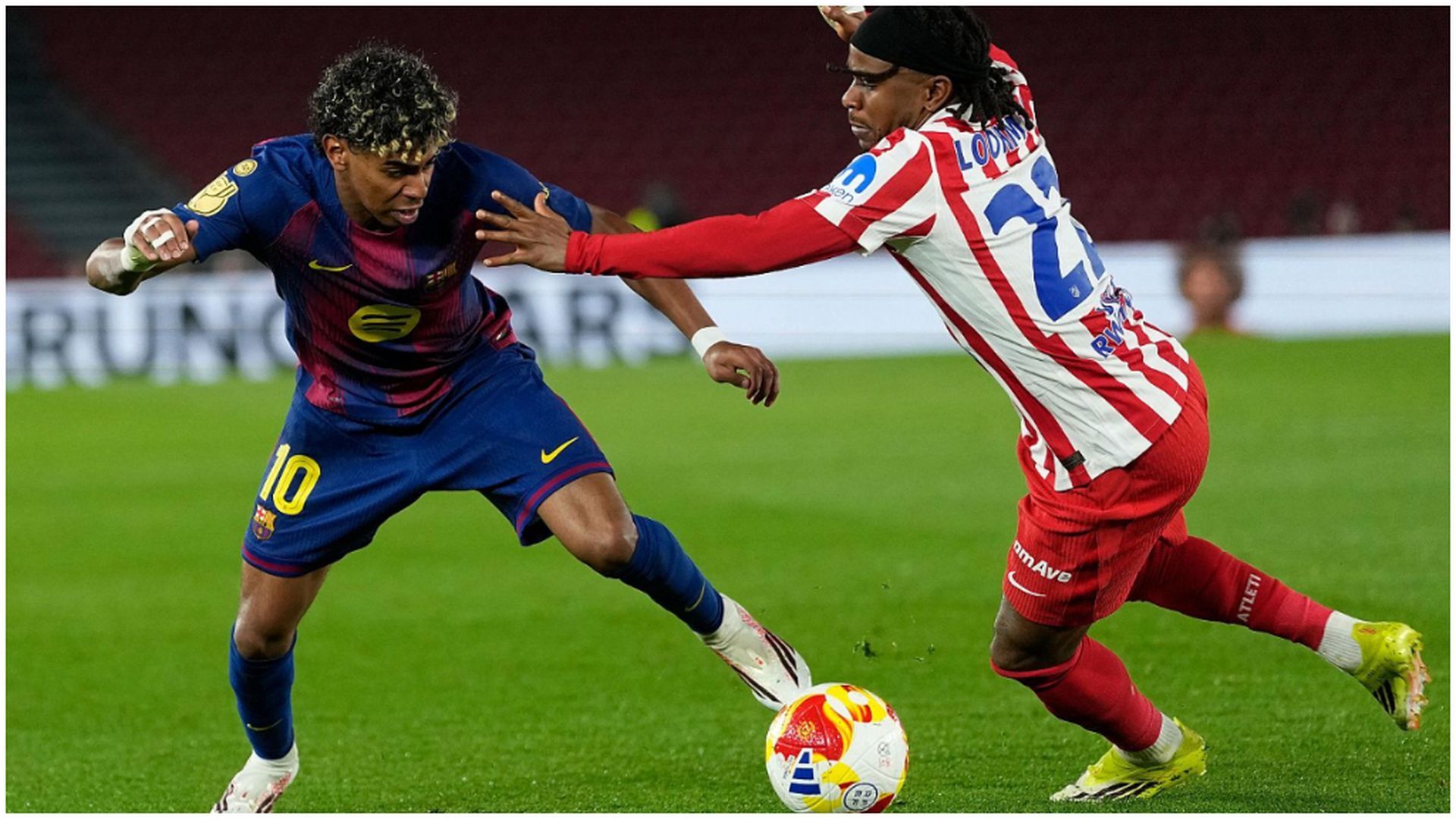 Lamine Yamal y Lookman, en un Barça - Atlético de Madrid