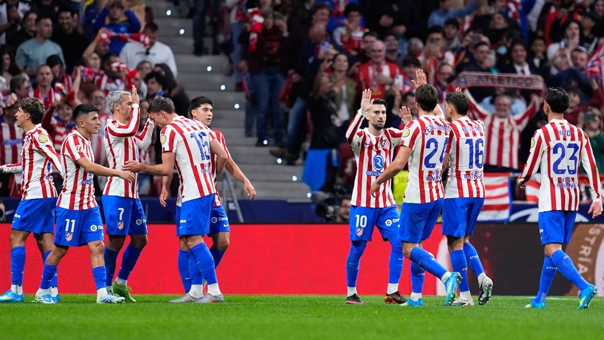 Los jugadores del Atlético de Madrid frente al Barcelona Los jugadores del Atlético de Madrid frente al Barcelona