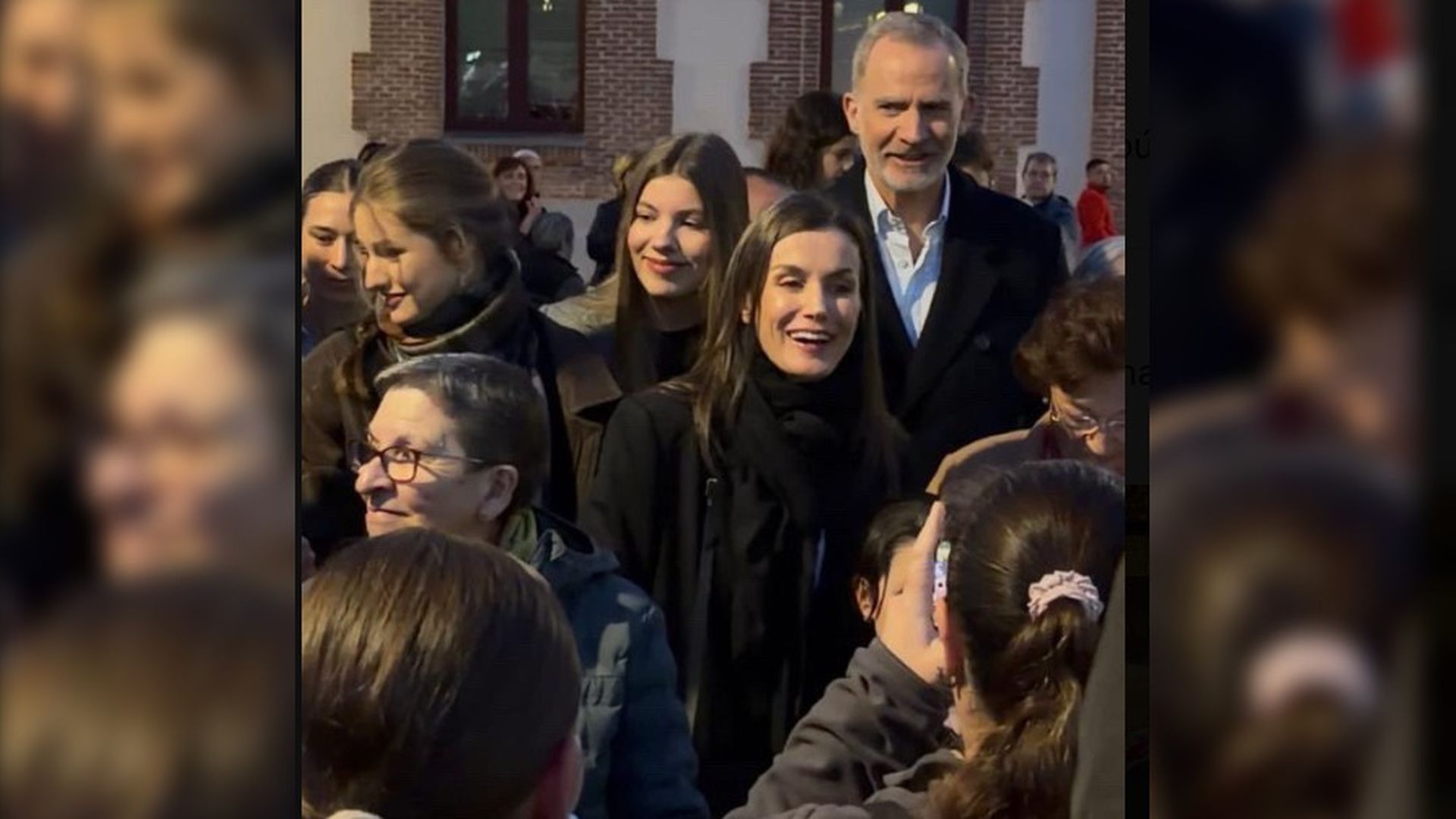 Los Reyes Felipe y Letizia acuden por sorpresa junto a Leonor y Sofía a ver una procesión de Semana Santa en Carabanchel