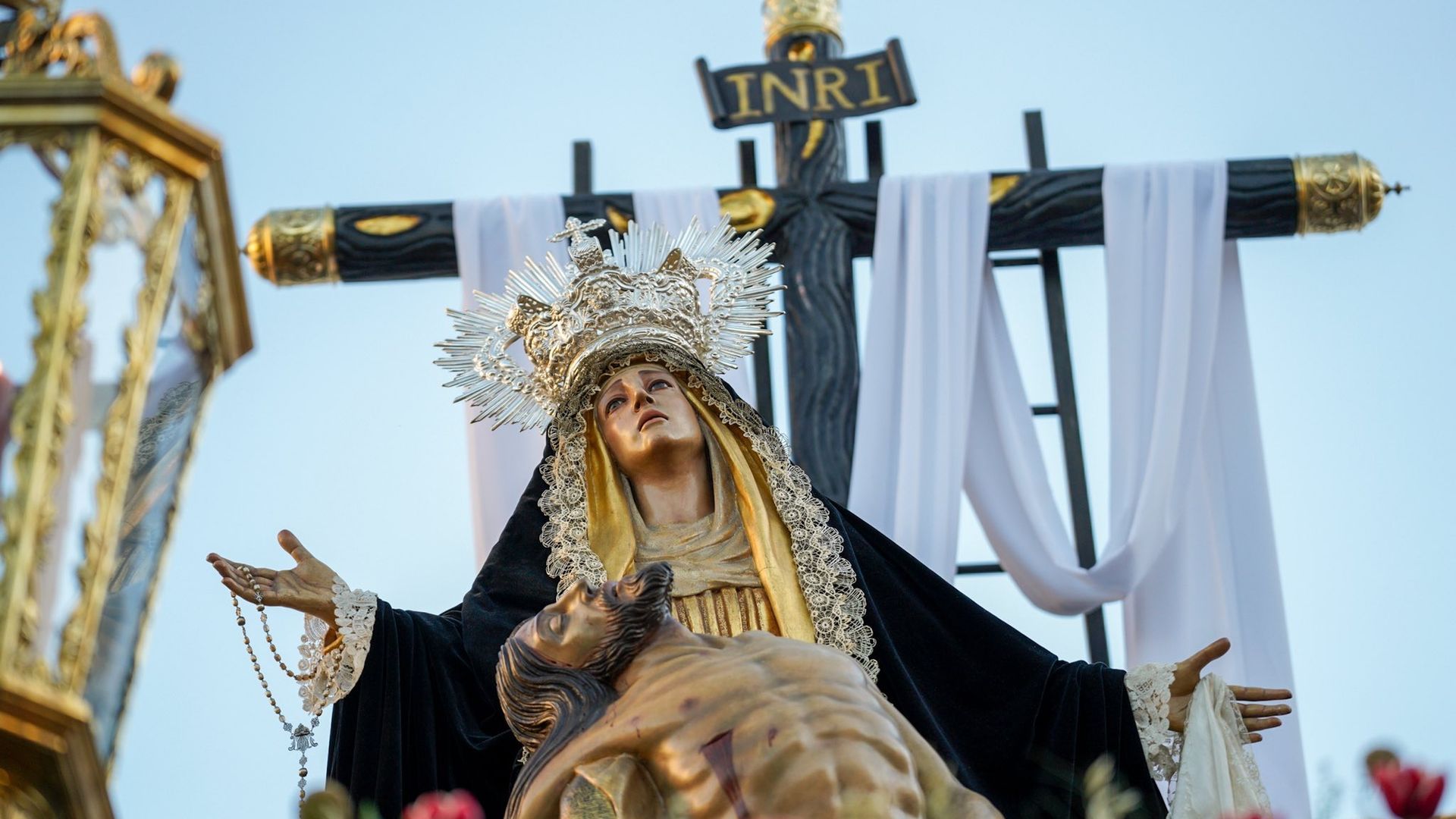 Nuestra Señora de las Angustias de la Hermandad del Santo Entierro de Huelva procesionando