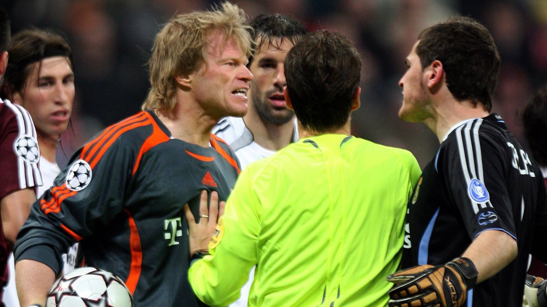 Oliver Kahm discutiendo contra Casillas
