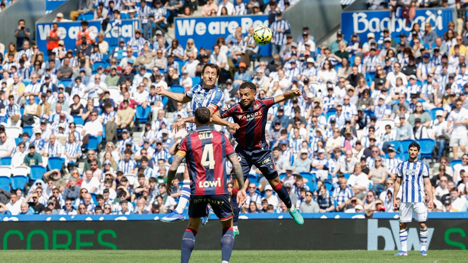 Oyarzabal ante el Levante