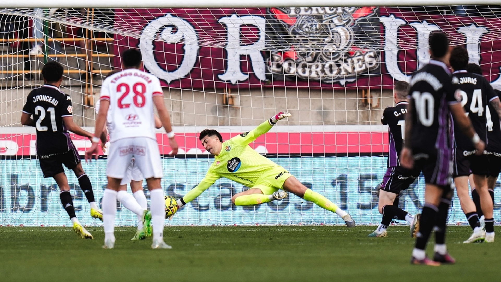 Parada de Aceves ante la Cultural.