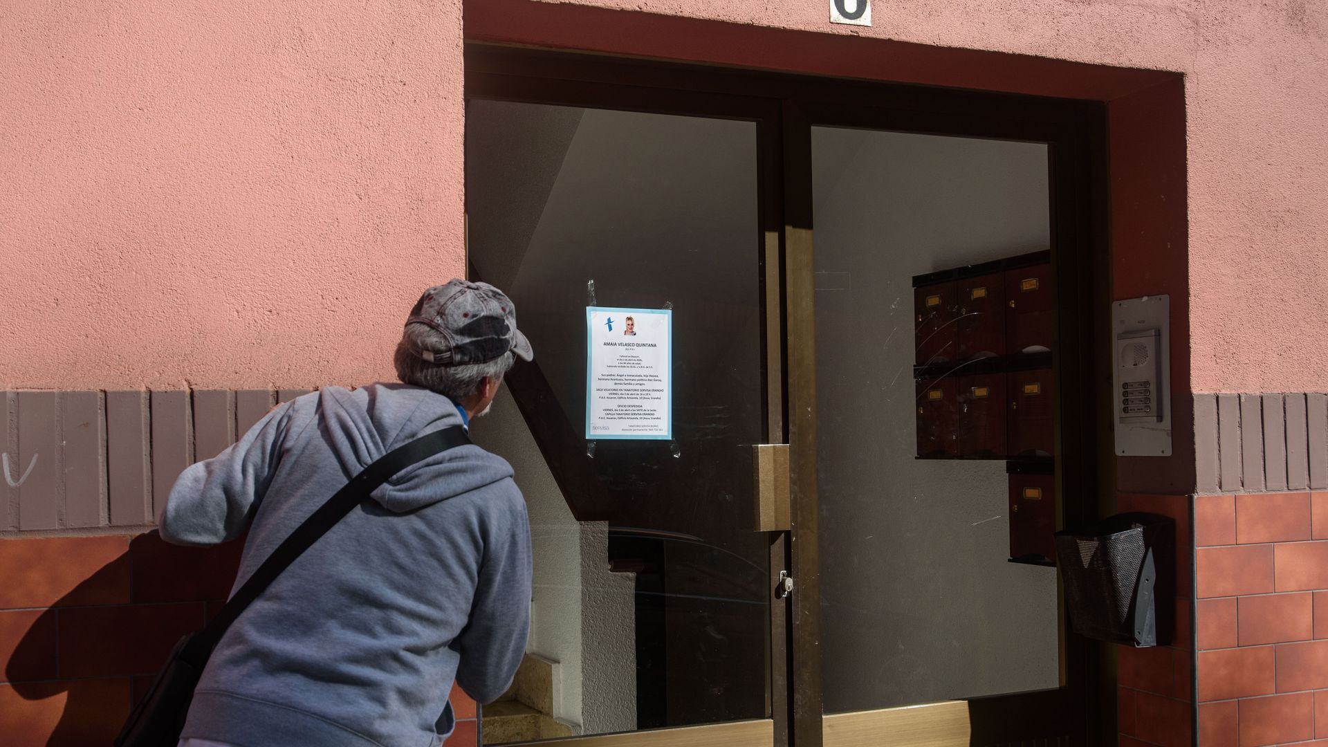 Portal donde residía la mujer fallecida en Basauri