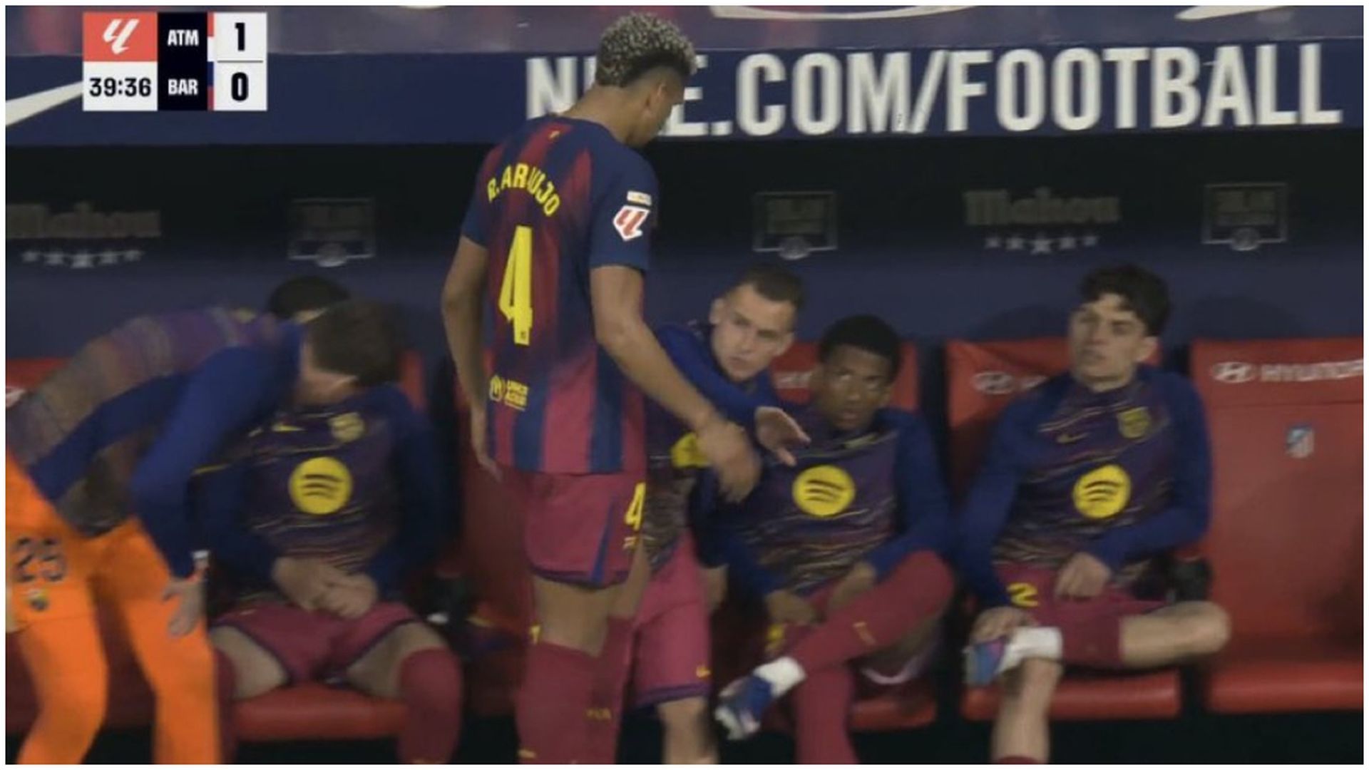 Ronald Araújo se marcha lesionado Ronald Araújo se marcha lesionado