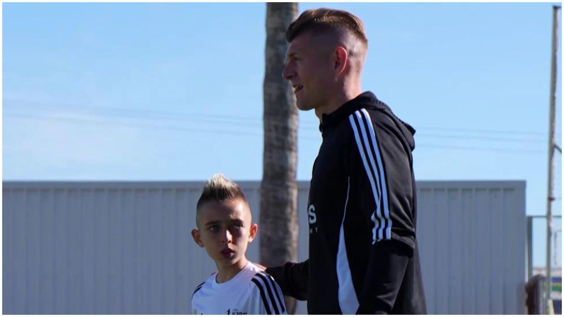 Toni Kroos, con los niños de su academia