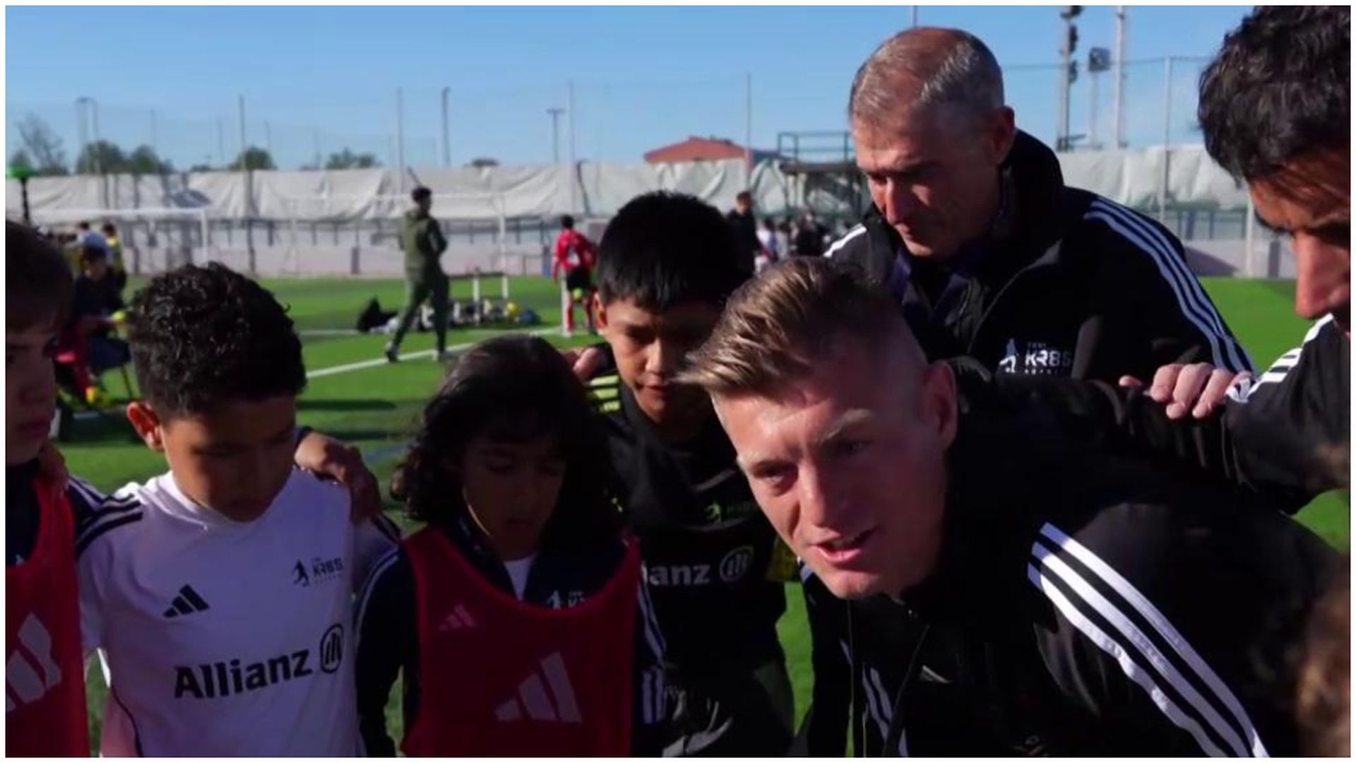 Toni Kroos con los niños de su academia