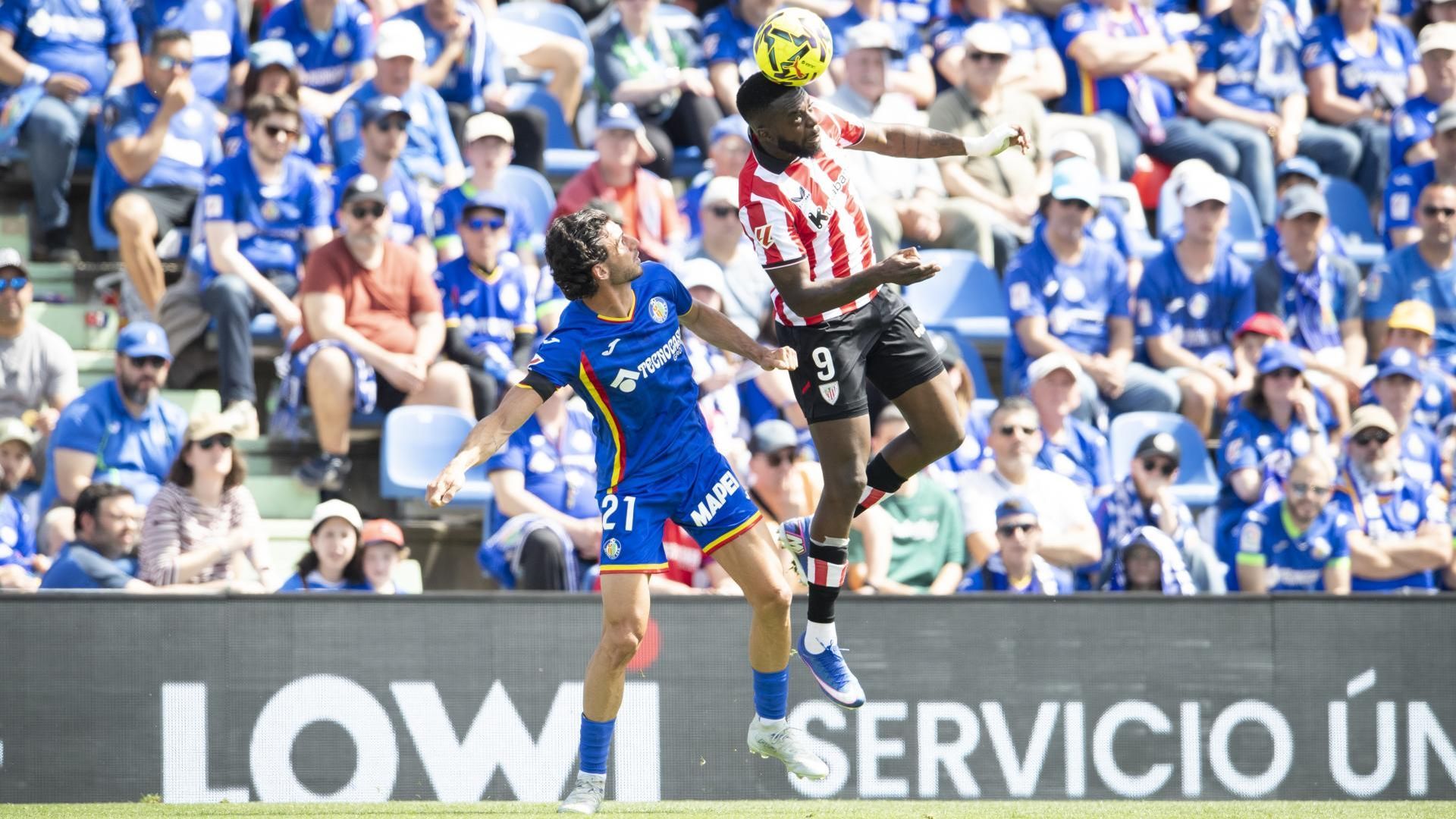 Acción de cabeza de Iñaki Williams ante el Getafe en el Coliseum
