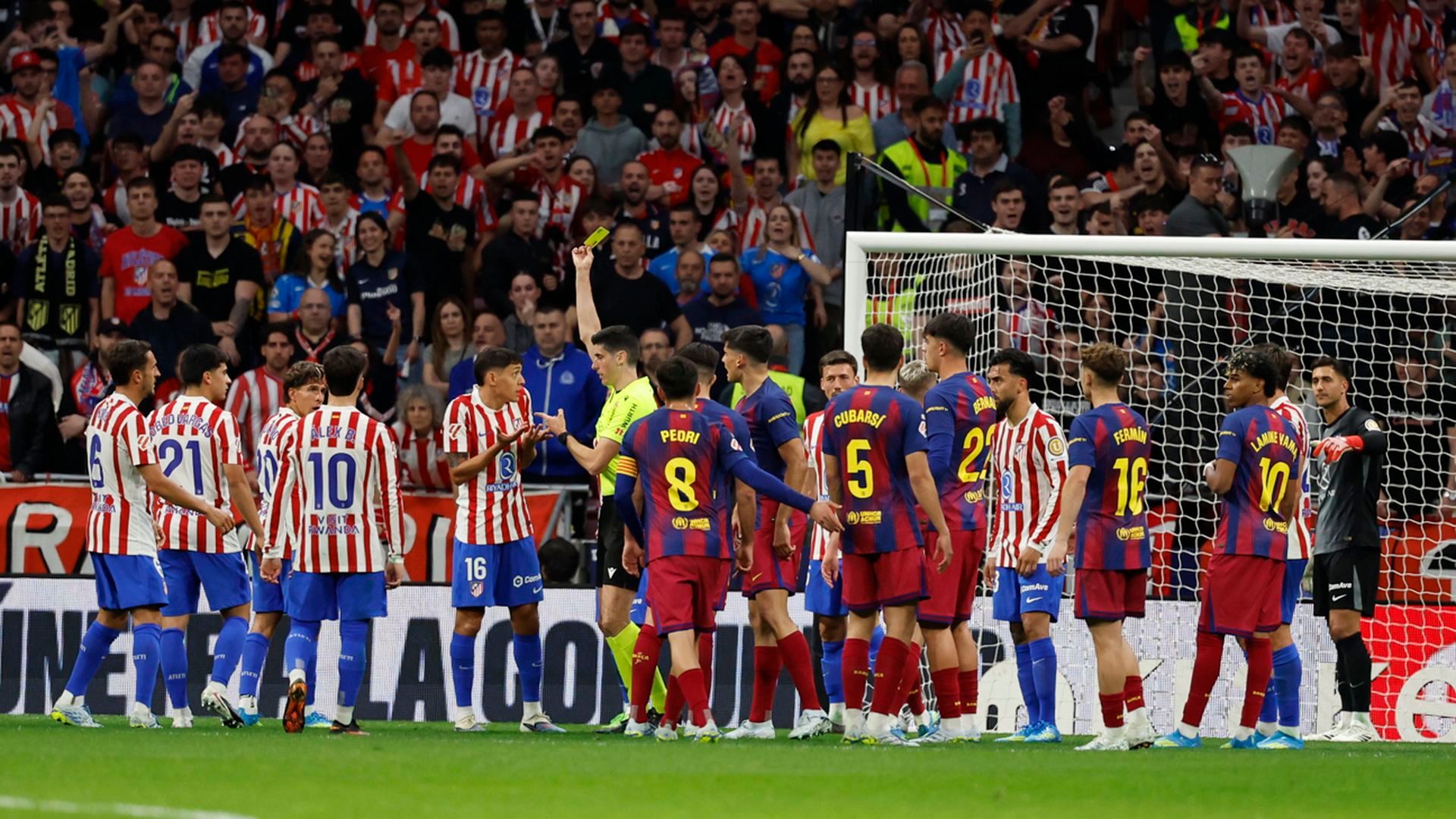 Busquets Ferrer saca una amarilla en el Atlético-Barça Busquets Ferrer saca una amarilla en el Atlético-Barça