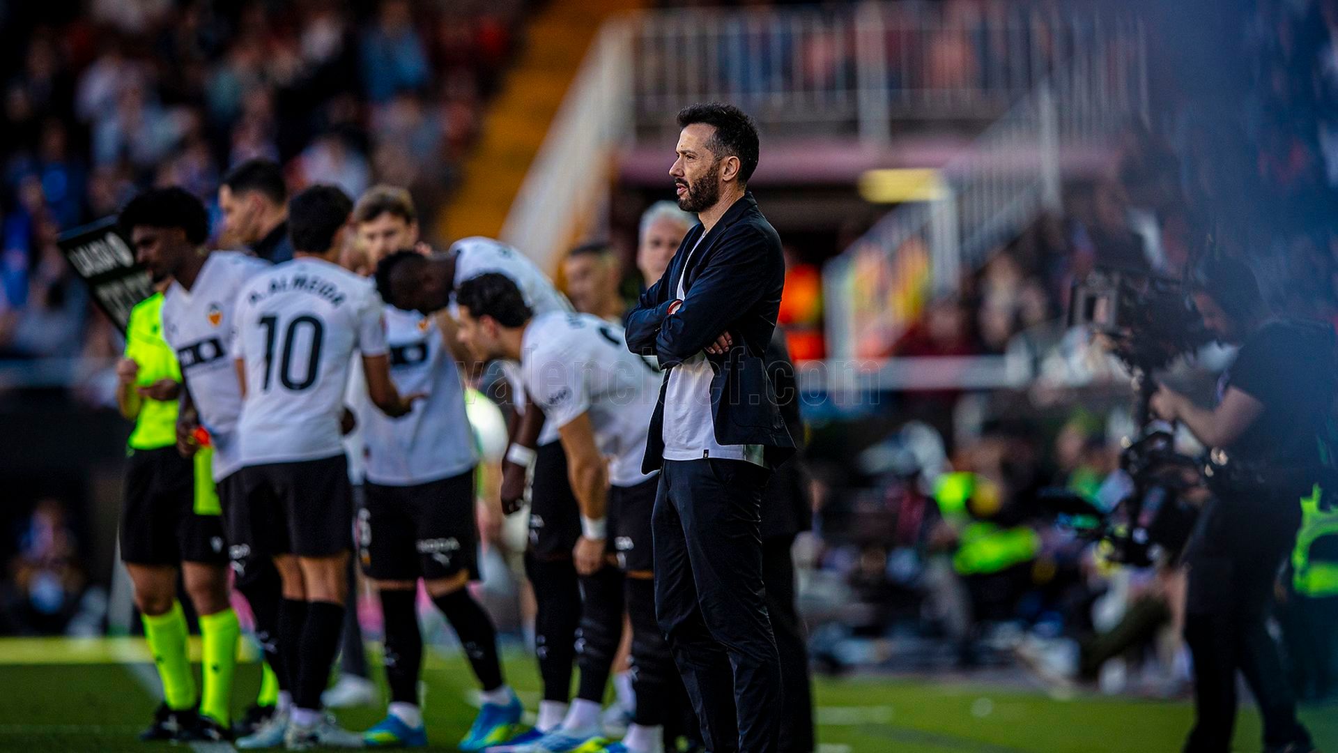 Corberán pensativo en Mestalla