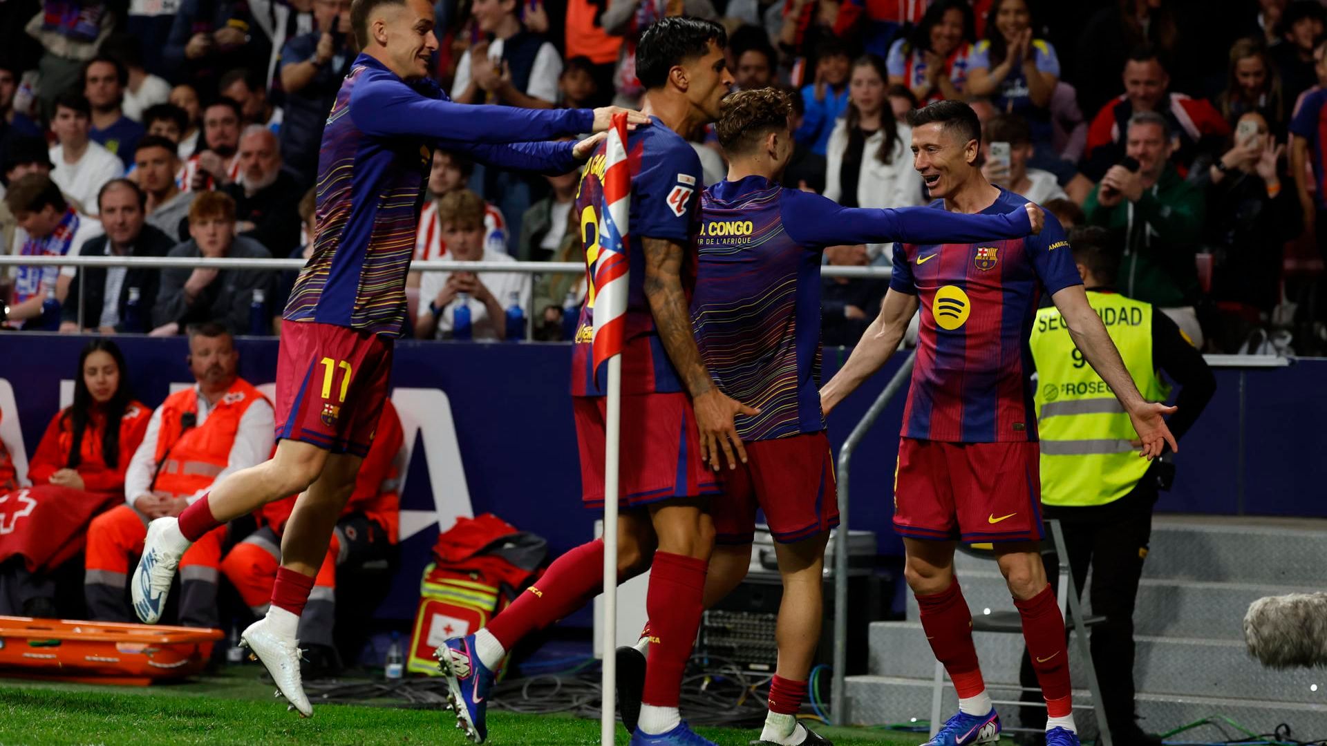 El Barcelona celebrando con el Atlético