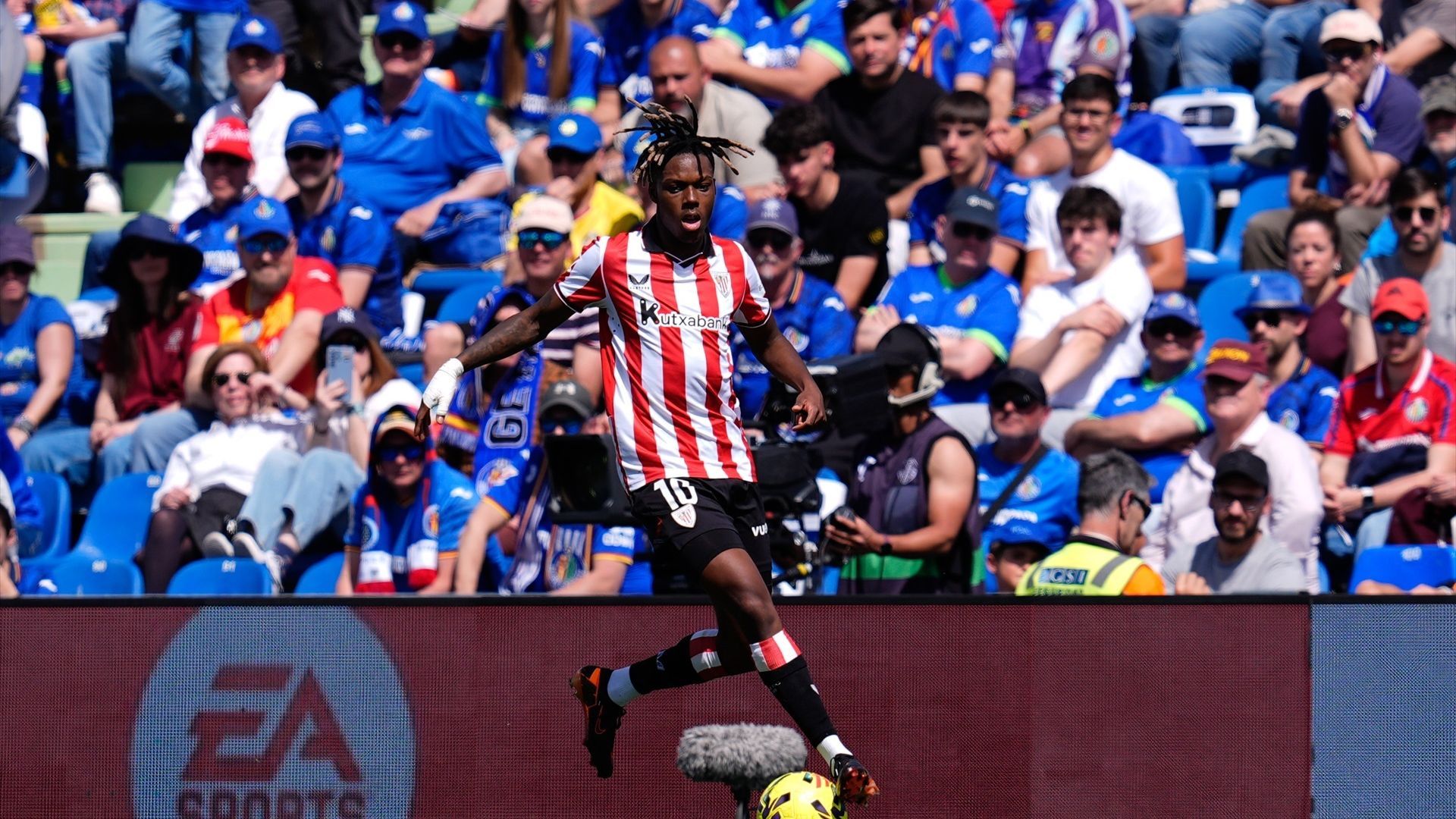 El extremo Nico Williams en acción ante el Getafe en el Coliseum