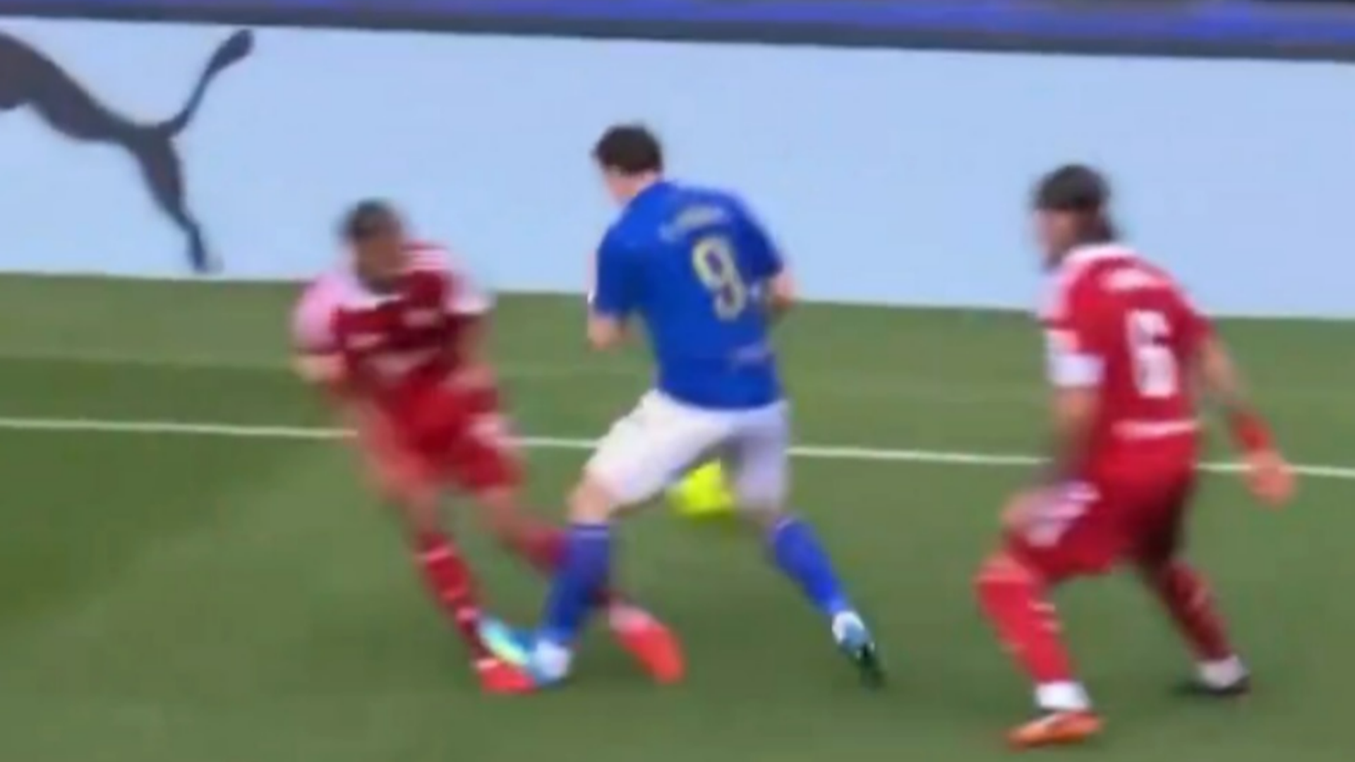 El pisotón de Fede Viñas a Sow en Oviedo