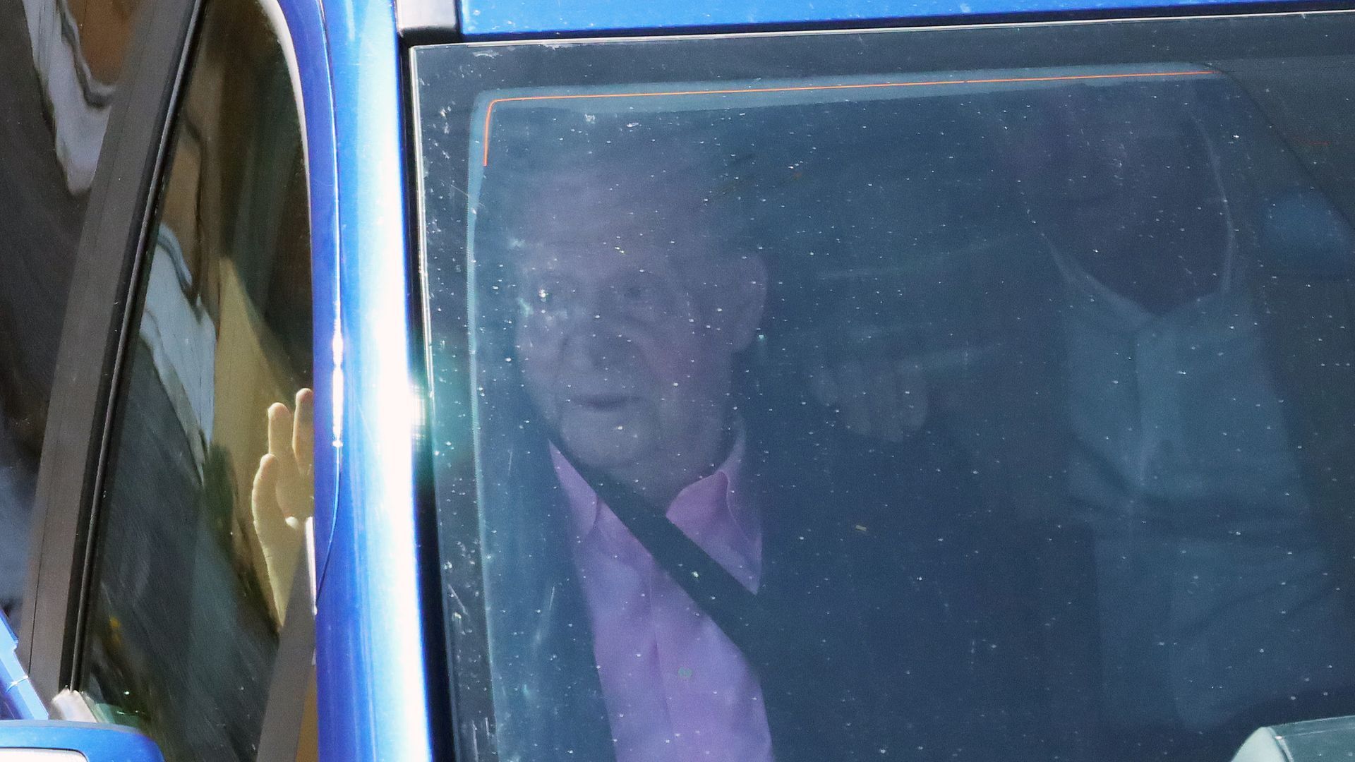 El rey Juan Carlos I a su llegada a Sevilla para asistir a la reaparición de Morante de la Puebla en la Maestranza