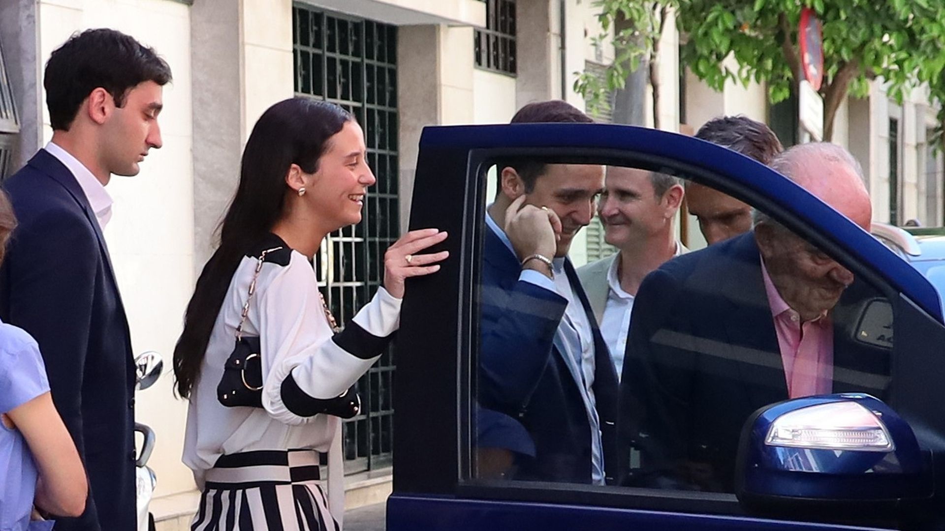 El rey Juan Carlos I a su llegada a Sevilla para asistir a la reaparición de Morante de la Puebla en la Maestranza