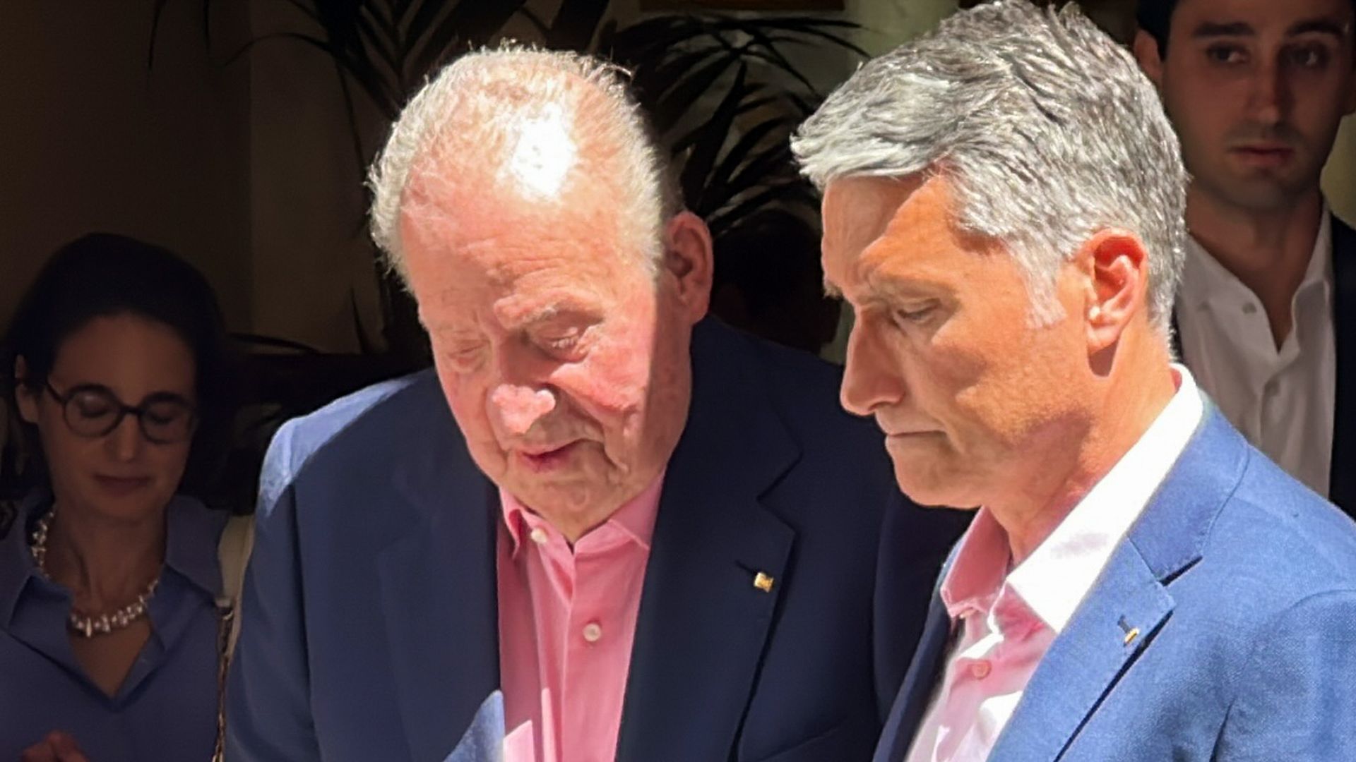 El rey Juan Carlos I a su llegada a Sevilla para asistir a la reaparición de Morante de la Puebla en la Maestranza