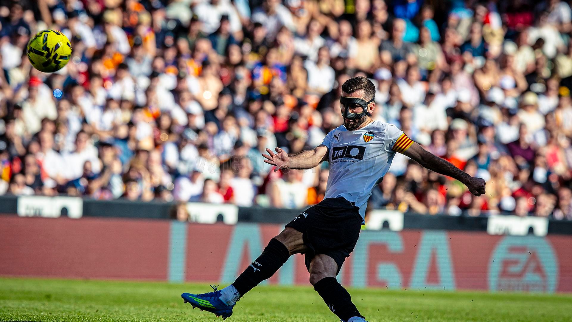 Gayà con la máscara en Mestalla