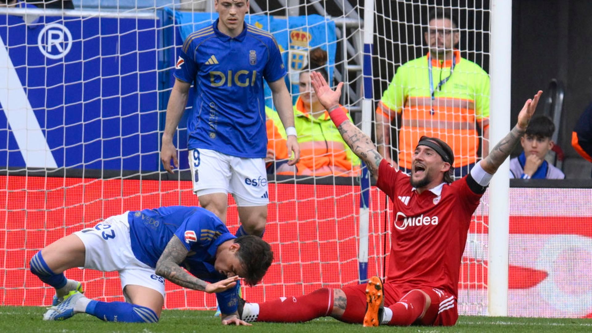 Gudelj reclama un penalti en el Oviedo-Sevilla