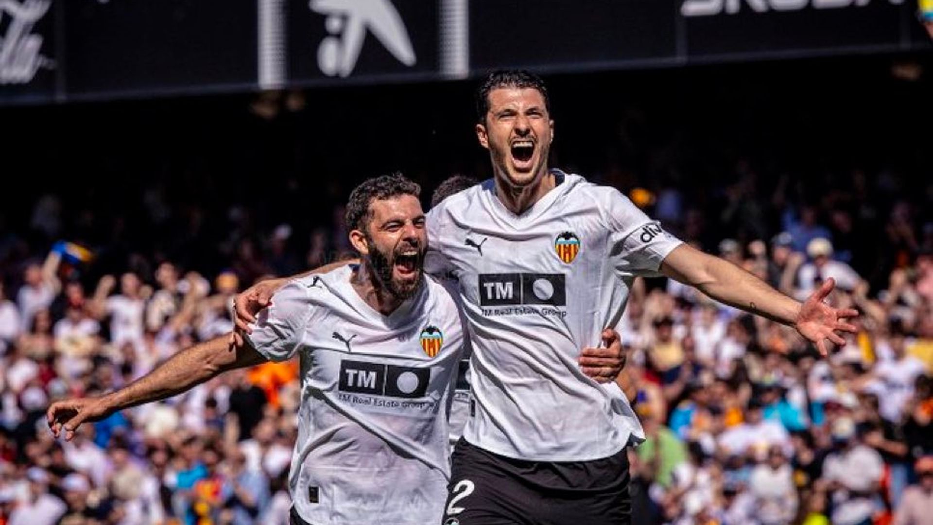 Guido Rodríguez celebra su primer gol con el Valencia CF