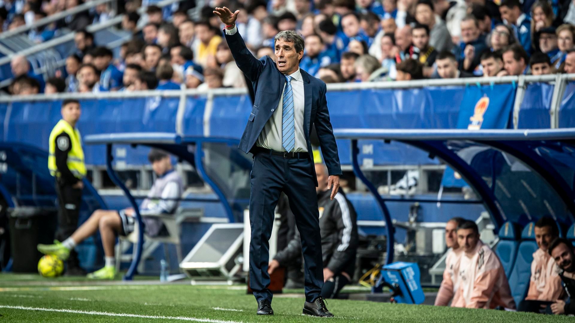 Guillermo Almada da instrucciones en el Oviedo-Sevilla Guillermo Almada da instrucciones en el Oviedo-Sevilla