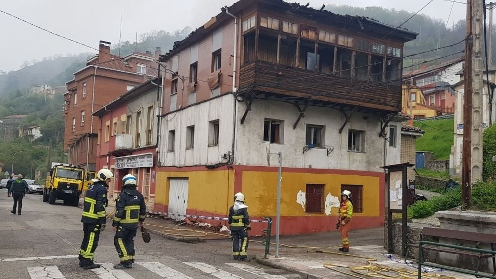 Incendio de una casa deshabitada en la Avenida Aller, en Caborana, Aller Incendio de una casa deshabitada en la Avenida Aller, en Caborana, Aller