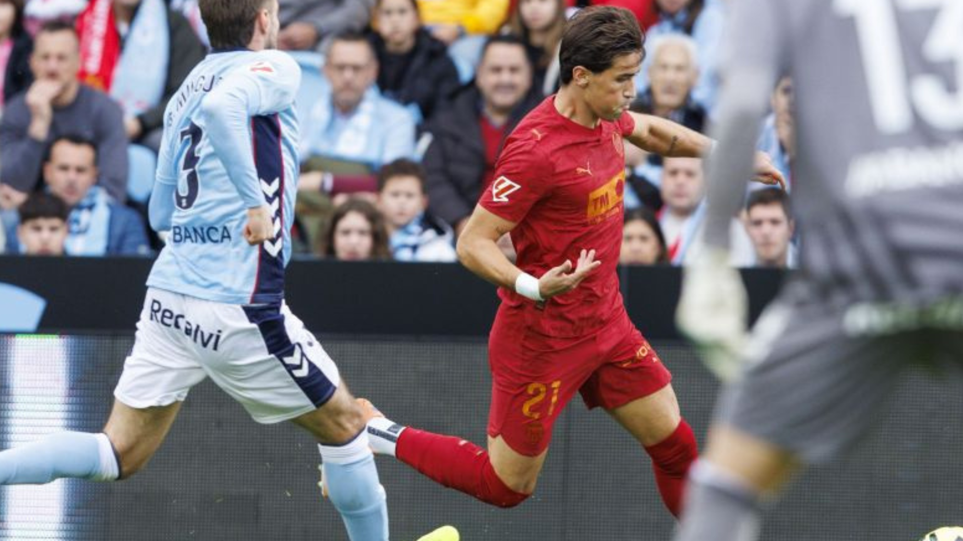 Jesús Vázquez ante Mingueza y Radu en Balaídos Jesús Vázquez ante Mingueza y Radu en Balaídos