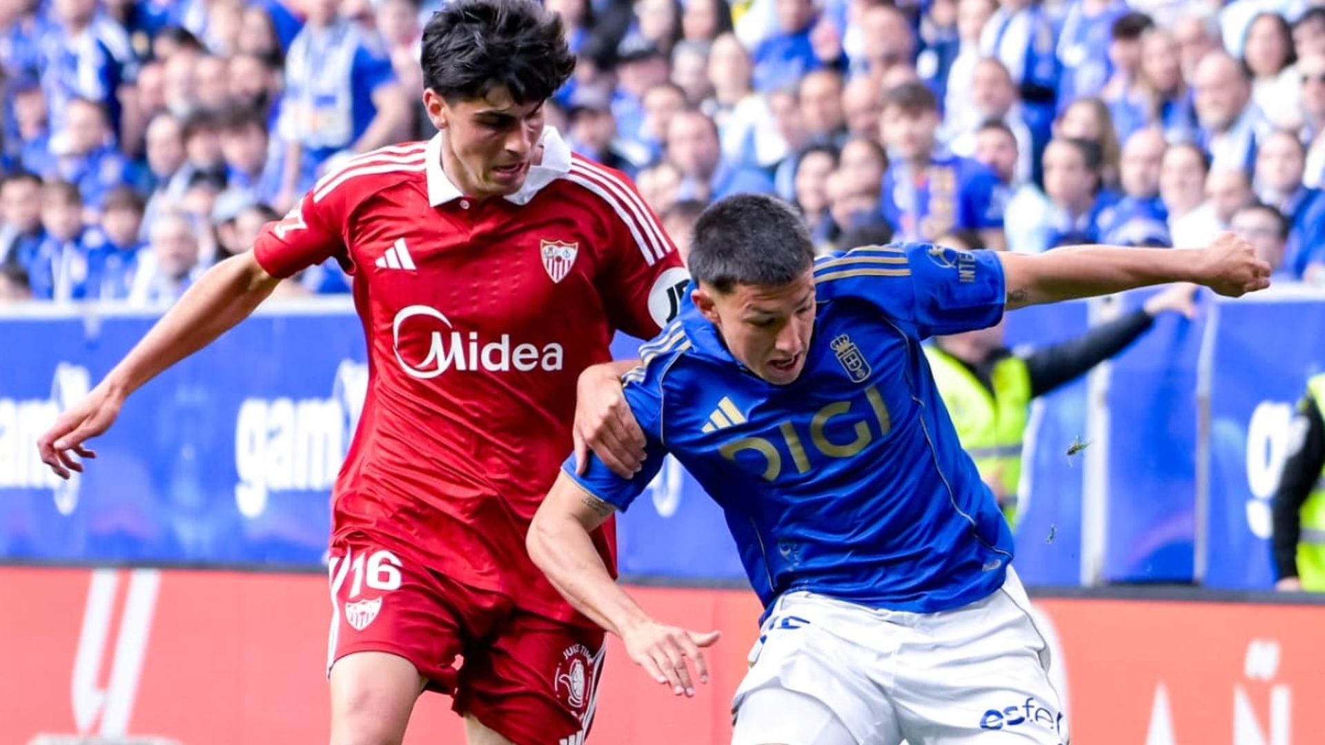 Juanlu y Thiago Fernández pelean en el Oviedo-Sevilla