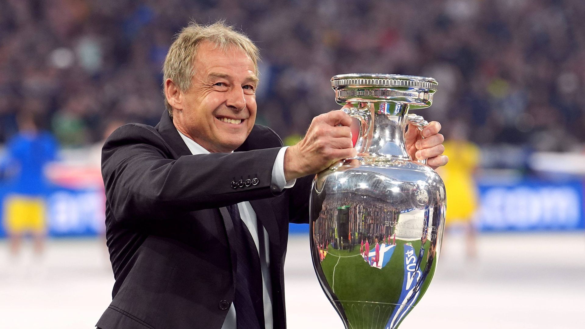 Jurgen Klinsmann con el trofeo de la Eurocopa