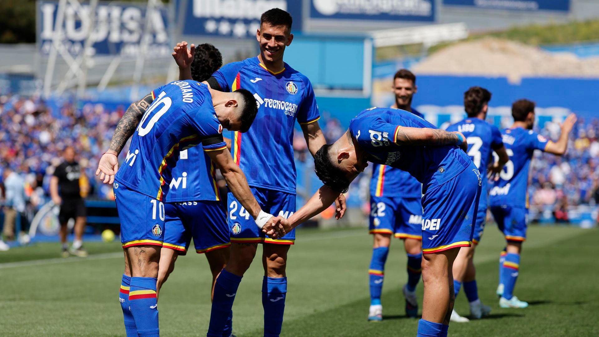 La celebración del gol entre Luis Vázquez y Satriano