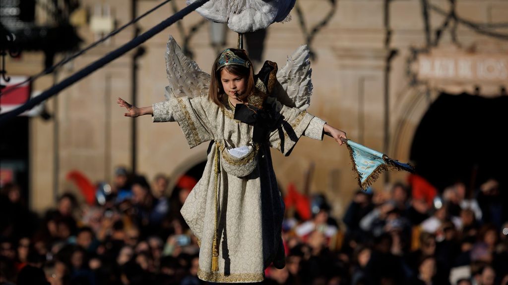 El ángel baja en Tudela y anuncia la resurrección a la Virgen María: Enma Madorrán, de 7 años, protagonista este año