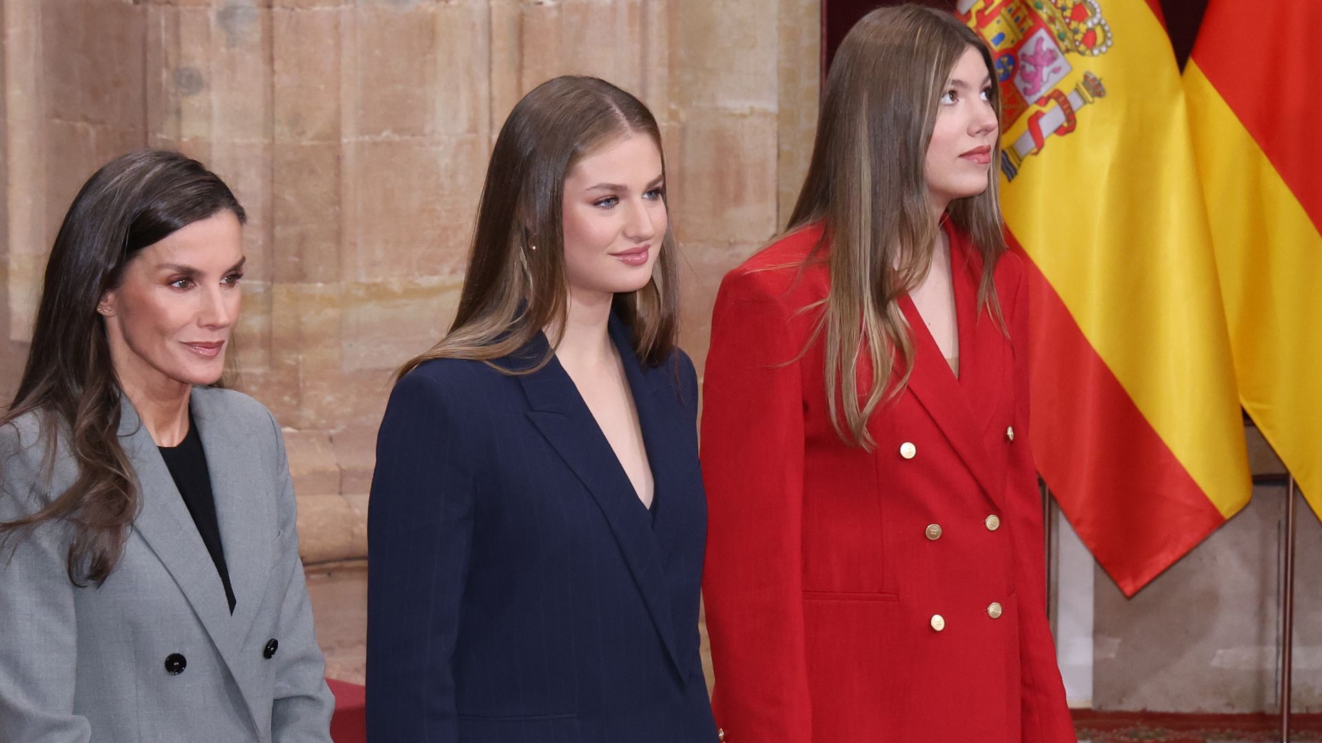 La reina Letizia, la princesa Leonor y la infanta Sofía disfrutan del concierto de Rosalía en Madrid