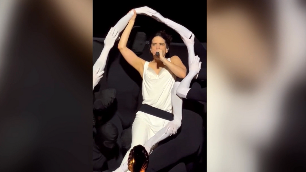 La reina Letizia, Leonor, Sofía e Isabel Díaz Ayuso, entre los asistentes al concierto de Rosalía: "Maravillosa"