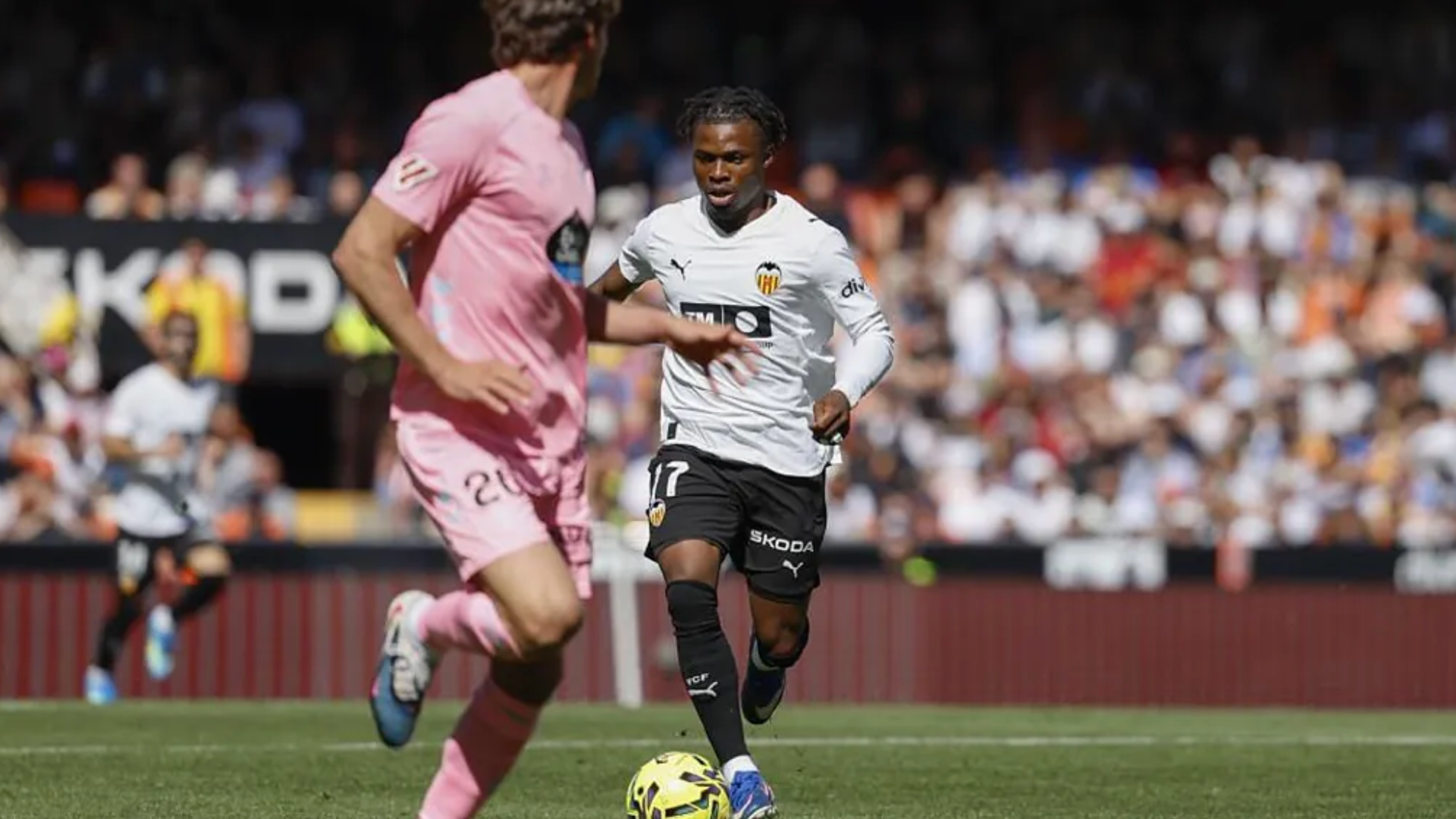 Largie Ramazani ante Marcos Alonso