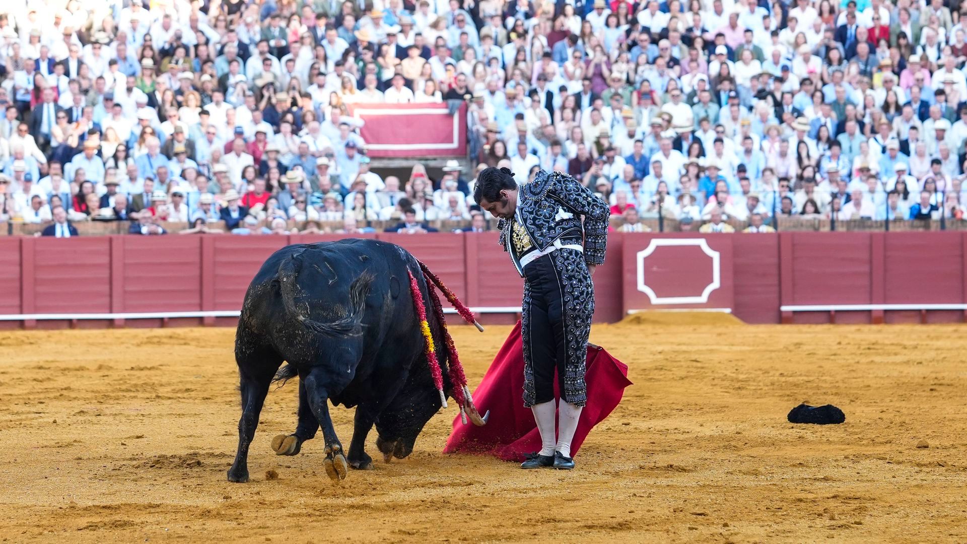 Morante corta dos orejas en su reencuentro con la Maestranza