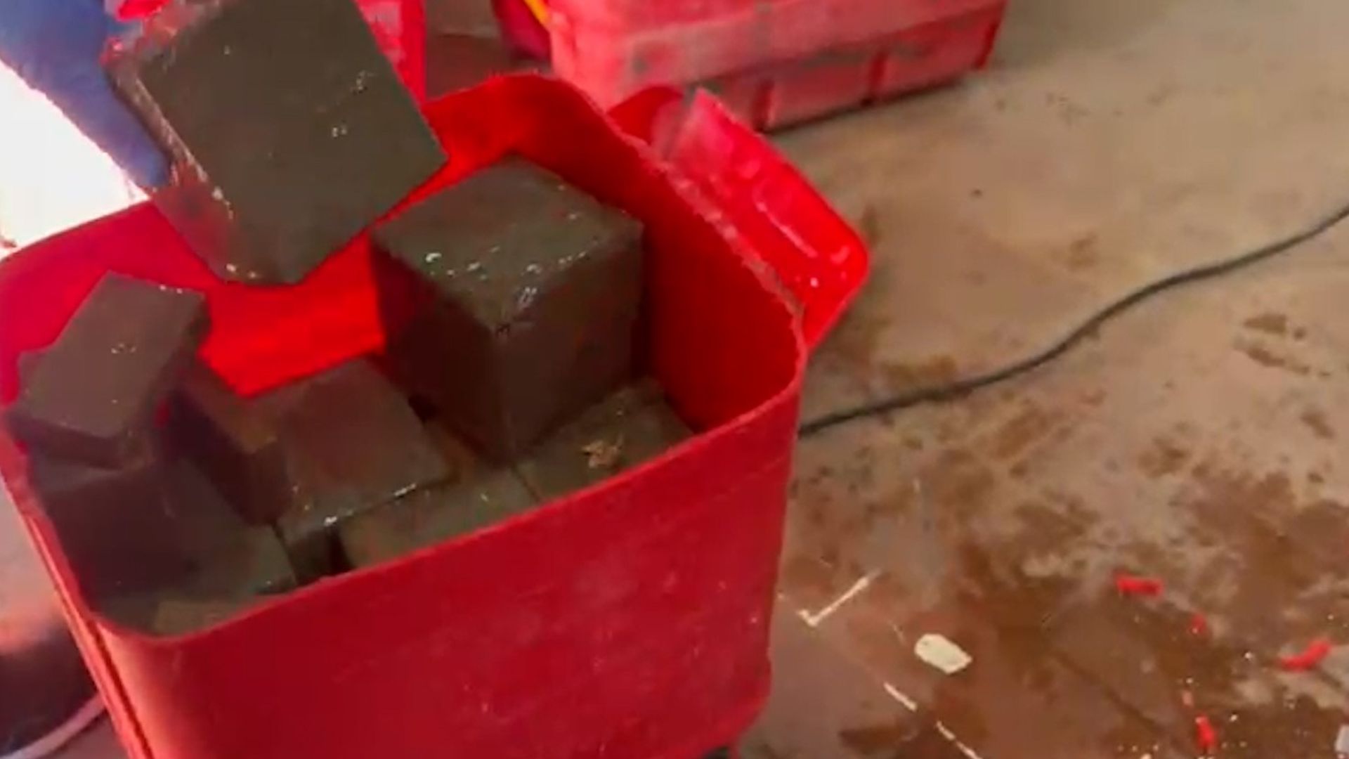 Paquetes de hachís hallados en un operativo contra el narcotráfico Paquetes de hachís hallados en un operativo contra el narcotráfico